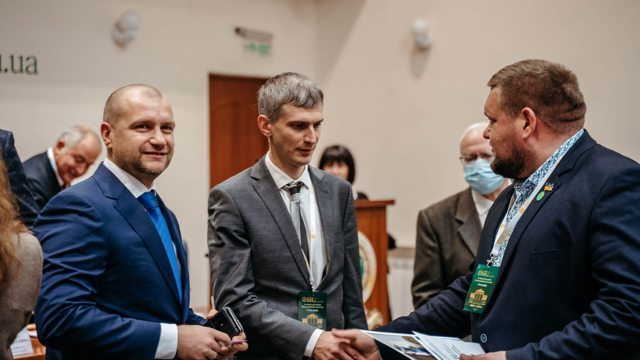 Евгений Даниленко пожимает руку другому участнику II Международного налогового конгресса